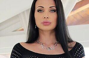 Melanie's Marvelous Boobs Adult Game Screenshots (3)